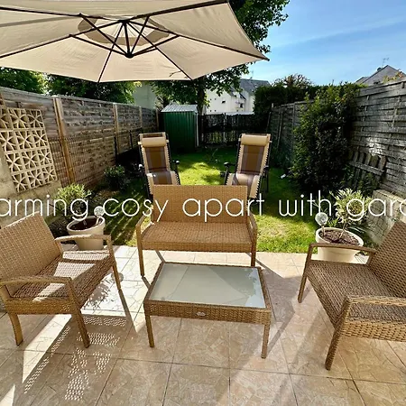 Charming Cosy With Garden Free Parking Апартаменты *